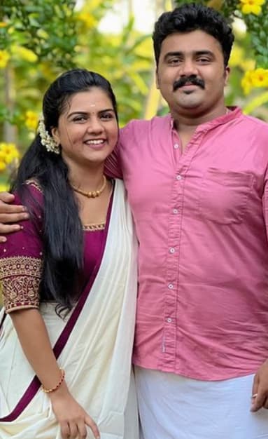 meenu lakshmi with husband