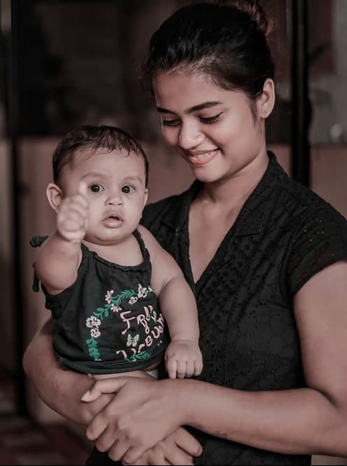 parvathy abin with her daughter